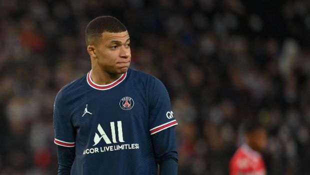 Kylian Mbappé có thể phải ngồi dự bị nếu ở lại PSG